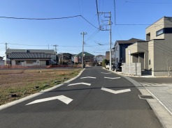 分譲地正面の道路幅は6mあり相互通行も問題ありません（現地写真）