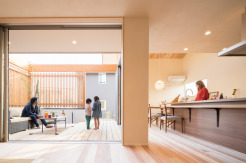 外からの視線を遮るウッドテラス空間に面した大開口の窓、リビングから伸びるウッドテラスと深い軒。
そこには、外とも中ともつかない開放的な空間が生み出され、かけがえのない家族との穏やかな時間が流れます。
叶えたい暮らしは、家族に豊かな時間をもたらす「住まい」です。