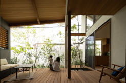 Botanical＆Terraceをコンセプトに、中と外をつなぐ家は、外からは視界を遮り、その内では伸びやかな空間が外テラスまでつながります。