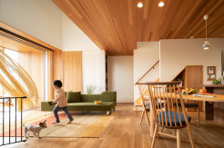 私たちが叶えたい暮らしは、家族に豊かな時間をもたらす住まい。その豊かさは、中と外との間にあると考えています。リビングの延長のように感じるデッキ空間、開放的だけど程よく目線がつながる設計。