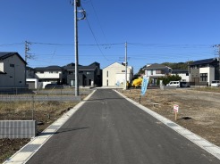 陽当り良好の南道路・分譲地道路広々5ｍ、敷地は間口が広く開放感ある土地です。