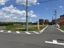 陽当り良好の南道路・分譲地道路広々5ｍ、敷地は間口が広く開放感ある土地です。