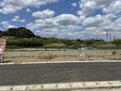 全区画土地165m2以上あります。
見上げるだけで整う、開放感ある幕張の空です。(現地写真)