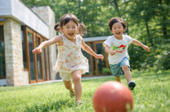 「庭から始まる豊かな休日」
芝生の広い庭で、お子さまが元気いっぱいに走り回る毎日。
分譲地内にもお友達がいるから、外に出るたびに楽しみが広がります。