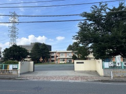 千草台小学校まで1040m 徒歩13分