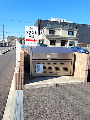 正面から左側に回ると、居住者用の入口があります